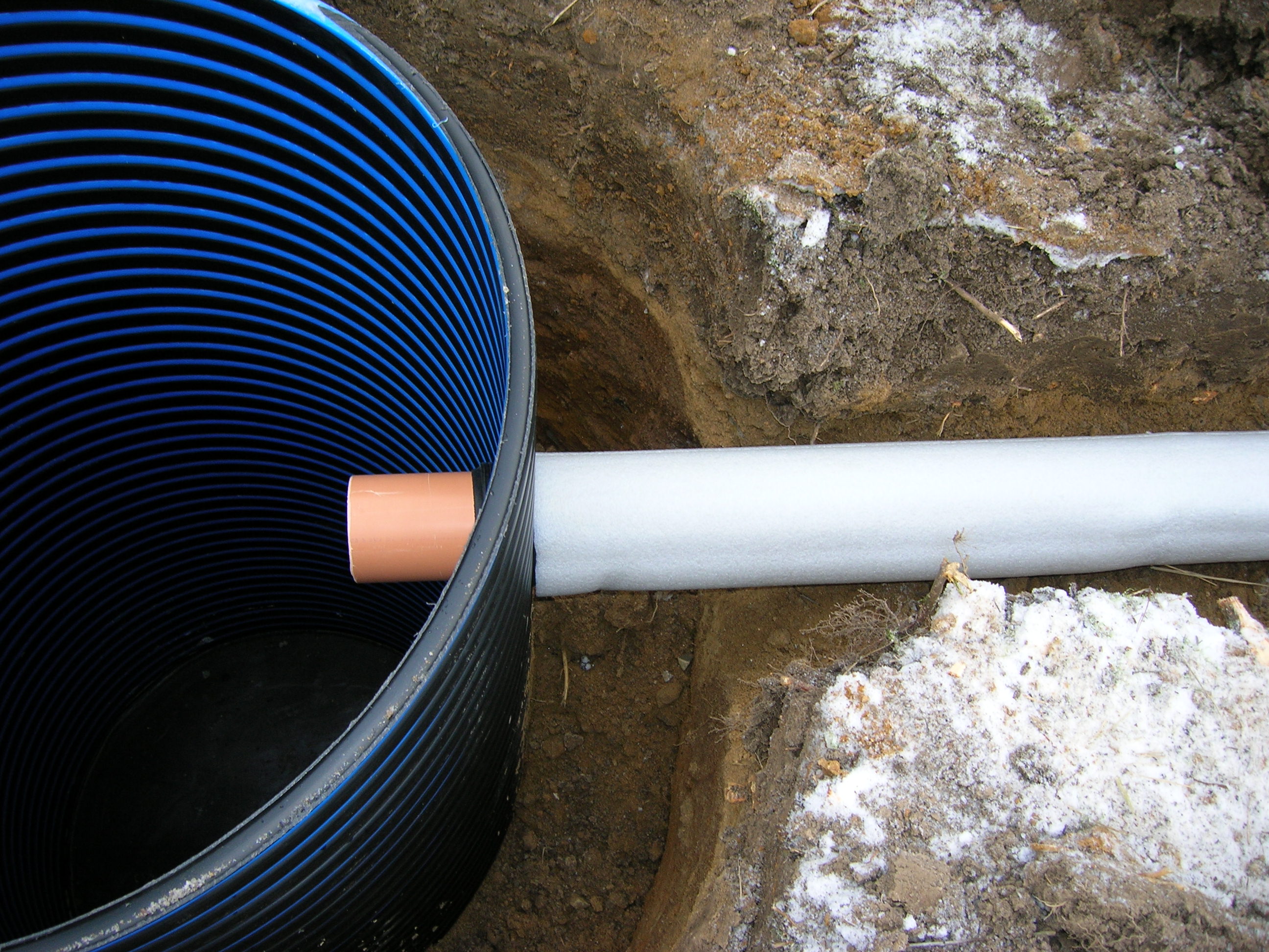 Материалы водопровод труб. Утеплитель 110 трубы для канализационных труб. Теплоизоляция для труб ПНД 32 В земле. Теплоизоляция канализационных труб 160. Теплоизоляция для канализационных труб 110 в грунте.